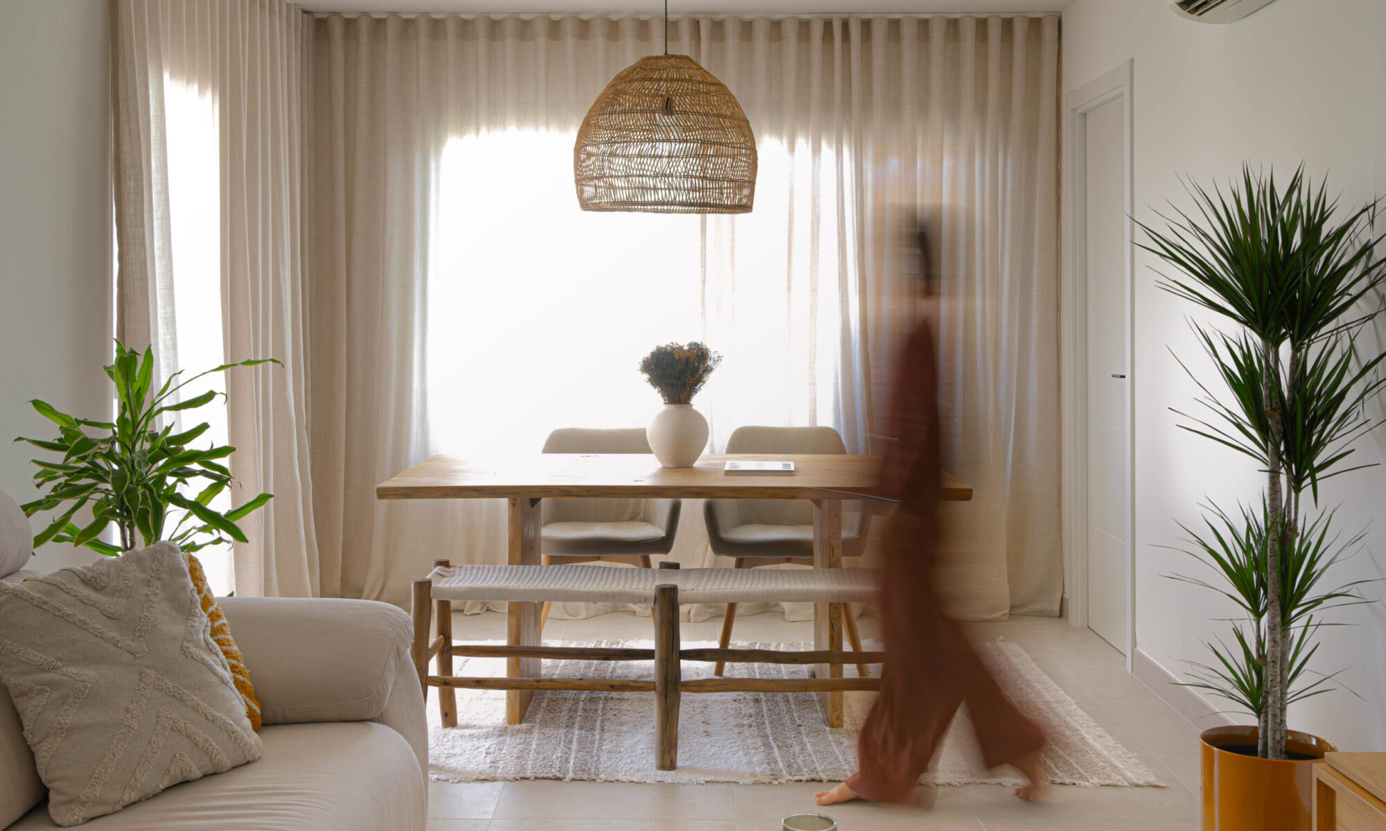 Interior diseñado por RECÓ Estudi — luz natural y materiales cálidos